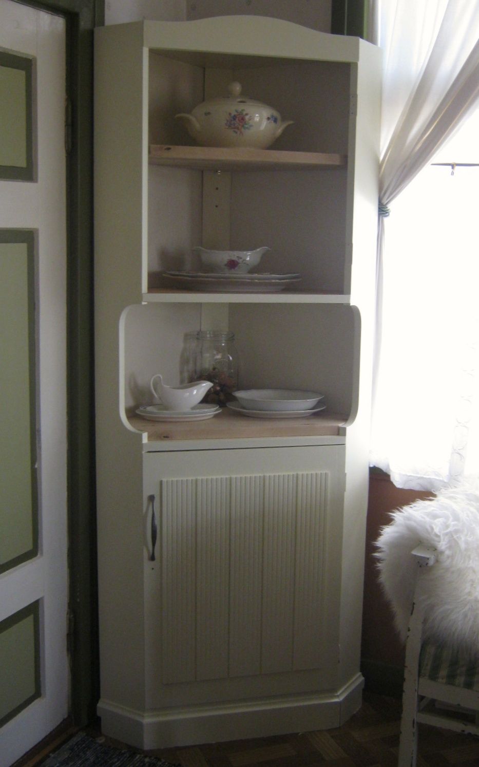 Uusvanhaksi tuunattu keittiön kaappi