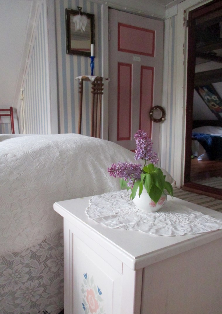 Kesähuoneen yöpöytä