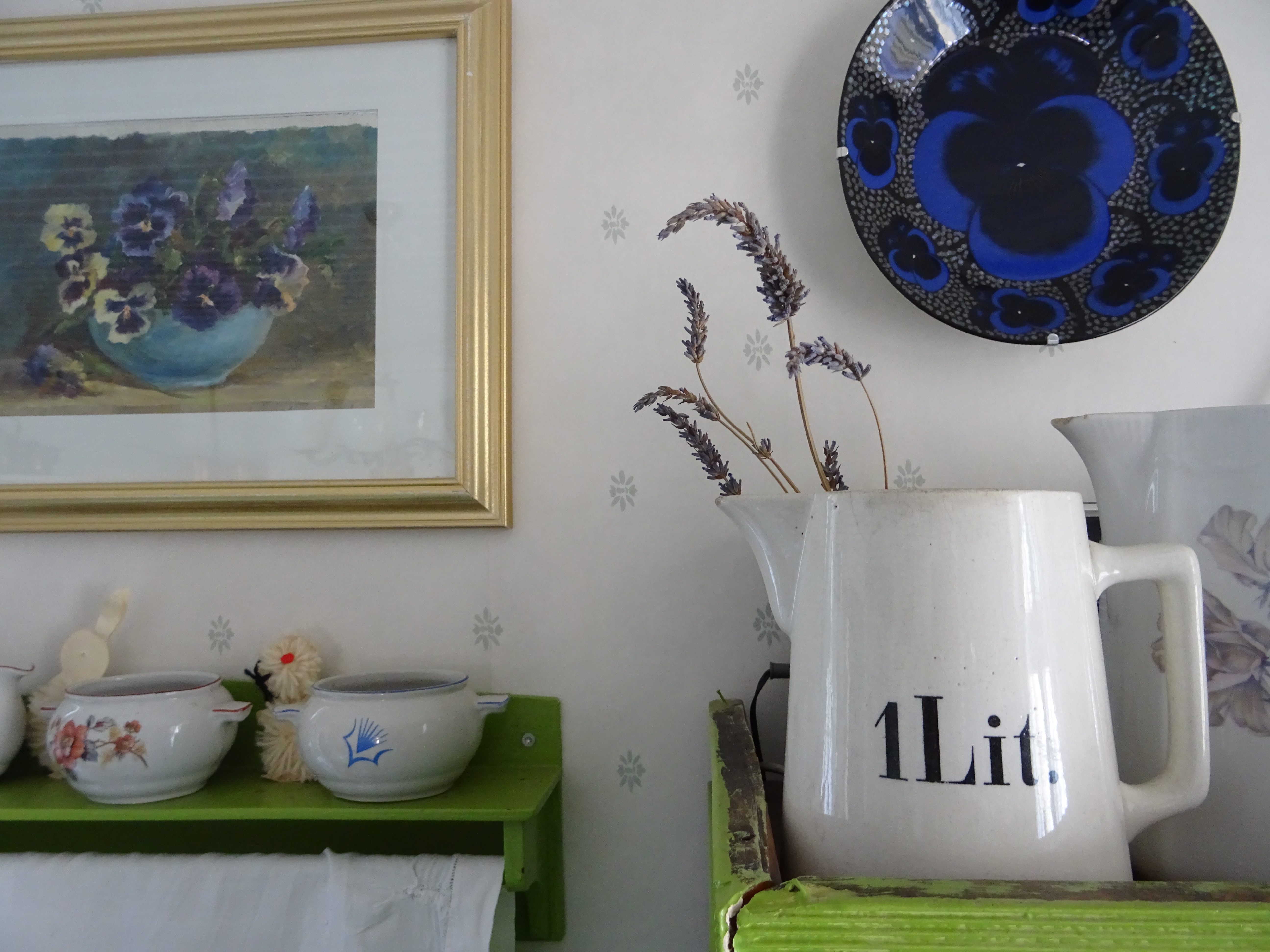 Orvokkeja ja laventelia