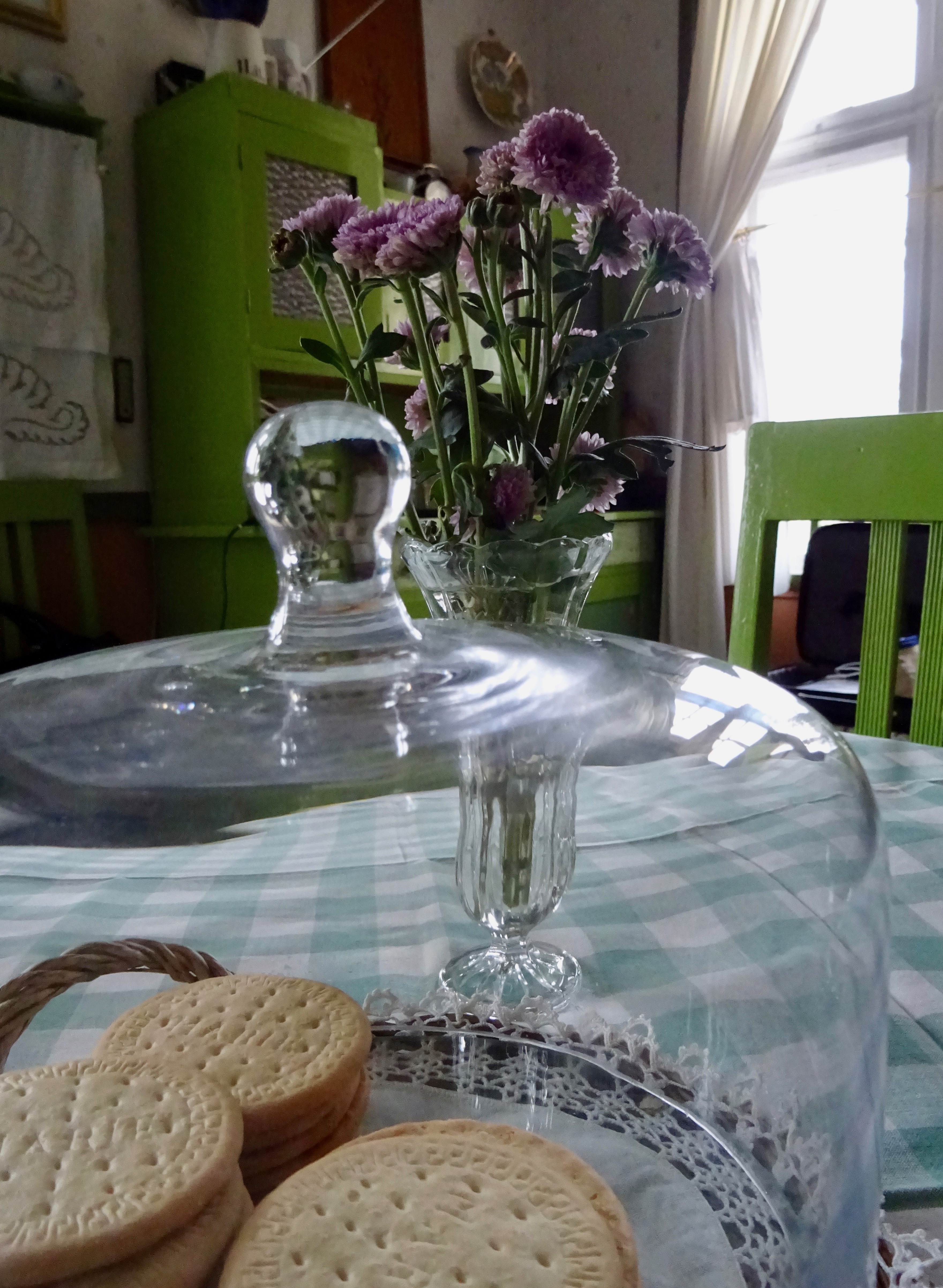 Keksejä ja kukkia keittiössä