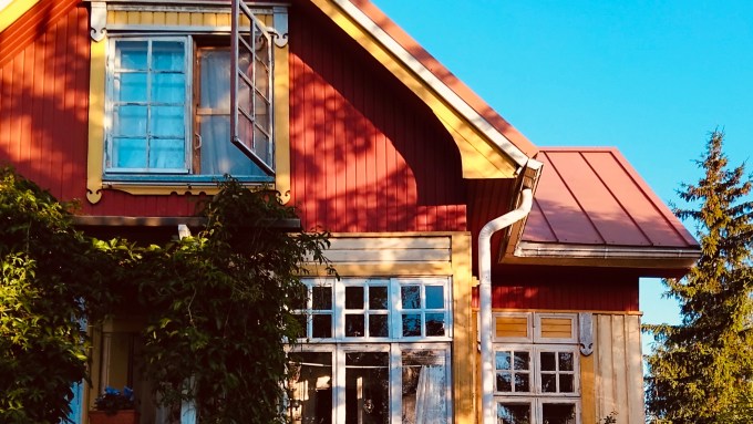 Vanha puutalo aamuauringossa